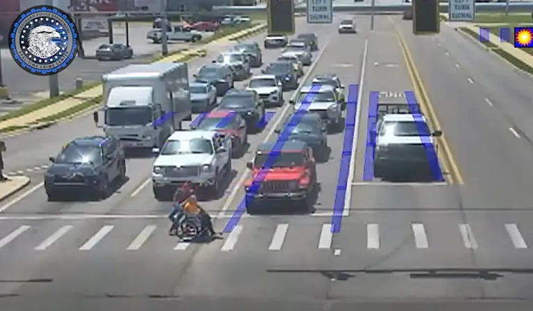 O cameră de supraveghere a traficului surprinde o faptă eroică a lui Spider-Man în viața reală